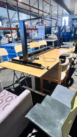 2 stk. hævesænkeborde med div. stole