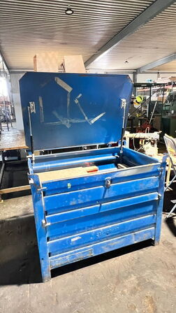 Metalcontainer med indhold