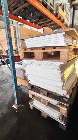 1 pl. hylder og låger, vælg selv mellem de paller der er tilbage