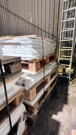 1 pl. hylder og låger, vælg selv mellem de paller der er tilbage