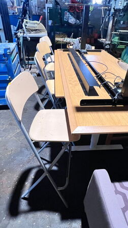 2 stk. hævesænkeborde med div. stole
