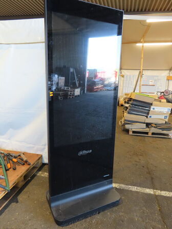 Infostander med indbygget LED skærm og PC