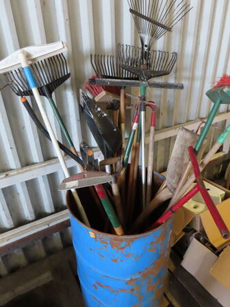 Tønde med haveredskaber