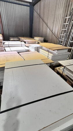 1 pl. hylder og låger, vælg selv mellem de paller der er tilbage