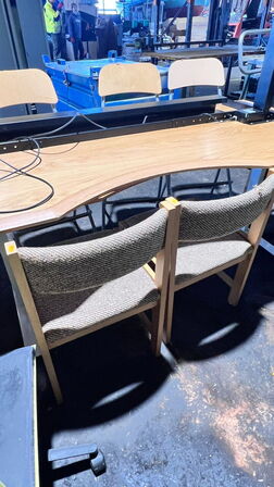 2 stk. hævesænkeborde med div. stole