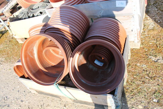 8 paller med 400 mm kloakfittings + 1 palle diverse ubrugt (uden paller)
