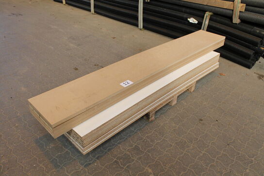 4 stk. MDF plader 240x39 cm  30 mm tyk + 9 stk. hvide spånplader 207x60 cm 22 mm tyk