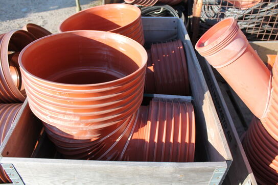 8 paller med 400 mm kloakfittings + 1 palle diverse ubrugt (uden paller)
