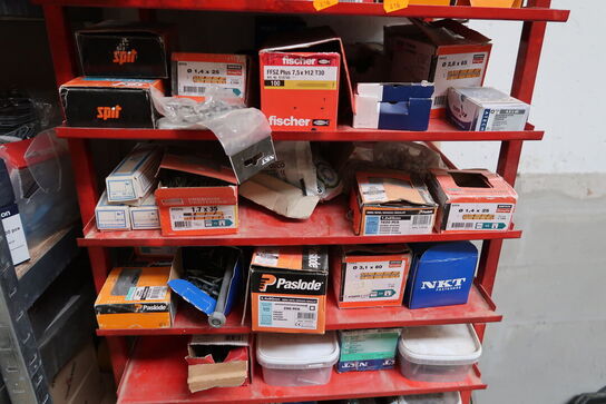 Lagerreol med div. Skruer m.m.