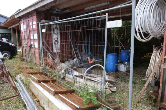 2 stk. bukke, div. Varelager samt byggepladshegn