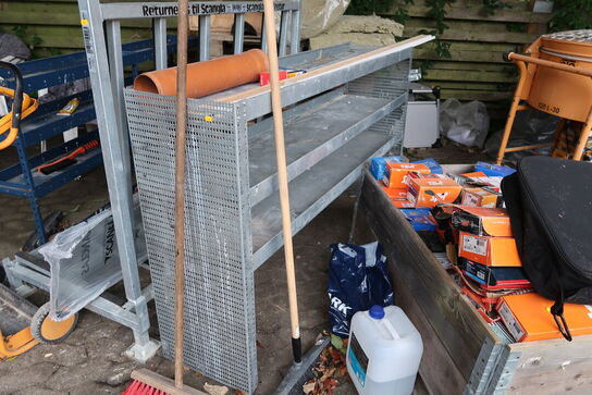 Stativ til glasplader, skraldespand samt reolindbygning til biler