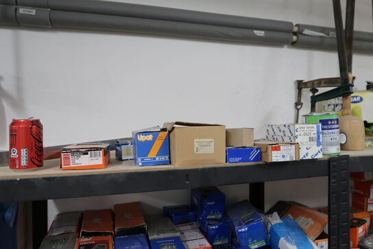 2 fag lagerreoler med div. Skruer m.m.