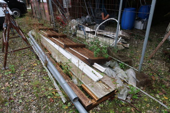 2 stk. bukke, div. Varelager samt byggepladshegn