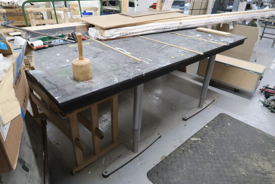 Arbejdsbord med div. Varelager samt bukke