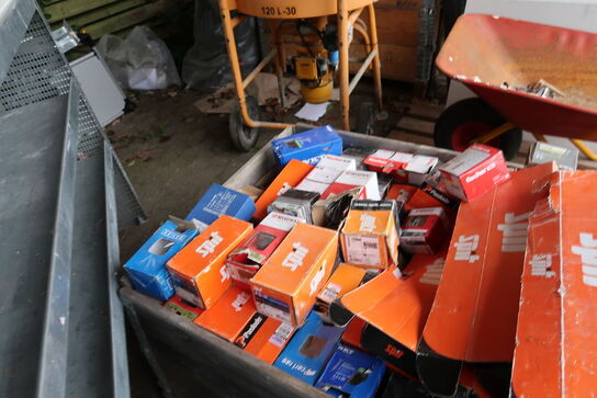 Palle med div. Søm, skruer m.m.