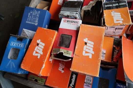 Palle med div. Søm, skruer m.m.