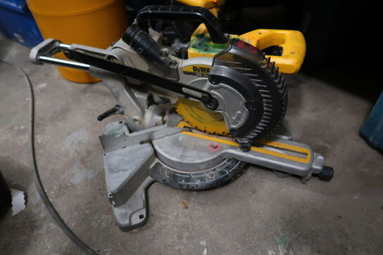 Kap/geringssav DEWALT DCS365