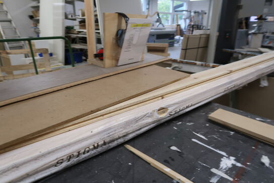 Arbejdsbord med div. Varelager samt bukke