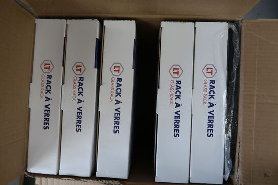 Kasse med racks til glas