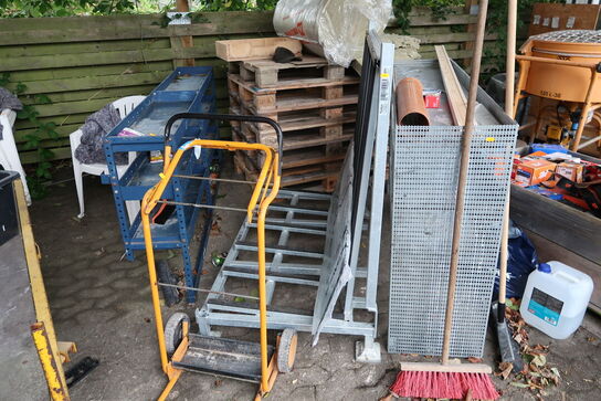 Stativ til glasplader, skraldespand samt reolindbygning til biler