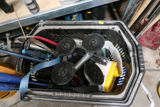 Murerspand samt indkøbskurv med div. Værktøj m.m.