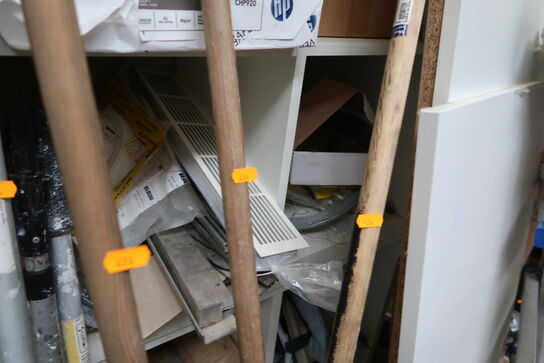 2 stk. lagerreoler med div. Varelager