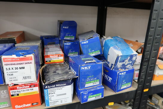 2 fag lagerreoler med div. Skruer m.m.