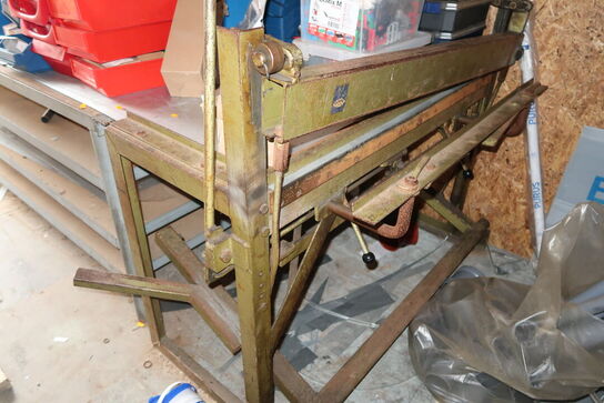 Arbejdsbord samt bukkemaskine