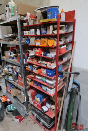 Lagerreol med div. Skruer m.m.