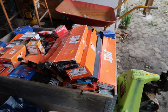 Palle med div. Søm, skruer m.m.