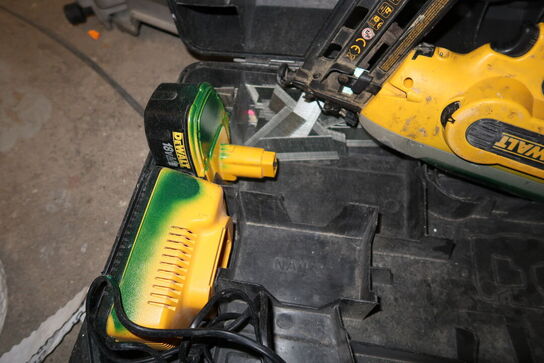 Akku sømpistol DEWALT DC618 med batteri og lader