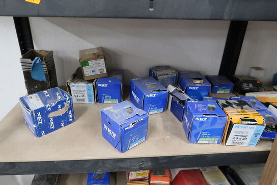 2 fag lagerreoler med div. Skruer m.m.