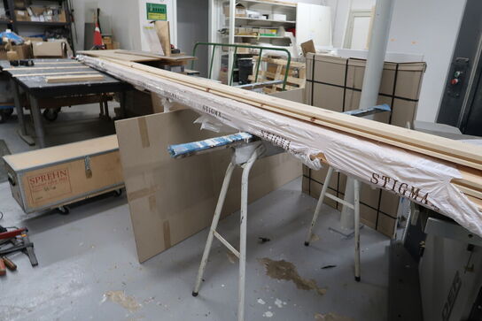 Arbejdsbord med div. Varelager samt bukke