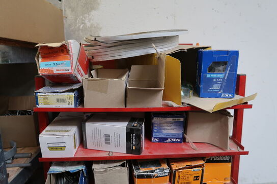 Lagerreol med div. Skruer m.m.