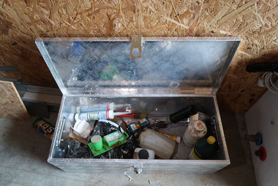 Jernkasse med indhold