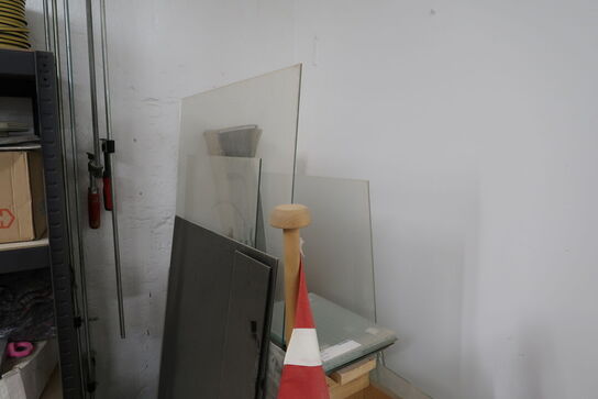 Stativ med div. Glas m.m.