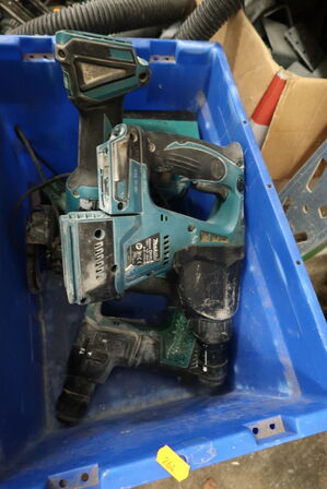 3 stk. akku håndværktøj MAKITA DGA506 m.fl. med batteri og lader