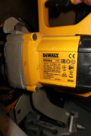 Kap/geringssav DEWALT DCS365
