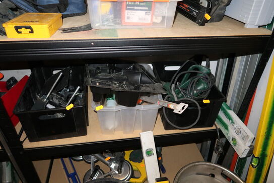 1 stk. hylde med div. Håndværktøj m.m.