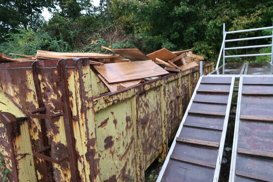 Affaldsontainer med indhold