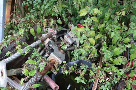 2 stk. paller med stilladsdele