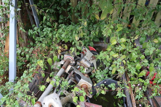 2 stk. paller med stilladsdele