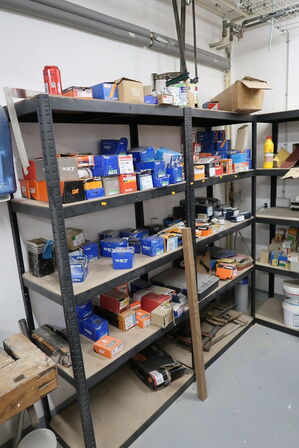 2 fag lagerreoler med div. Skruer m.m.