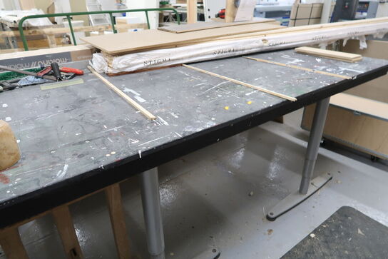 Arbejdsbord med div. Varelager samt bukke