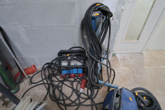 Byggepladstavle, forlængerledninger, kaffemølle m.m.