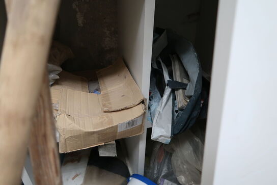 2 stk. lagerreoler med div. Varelager