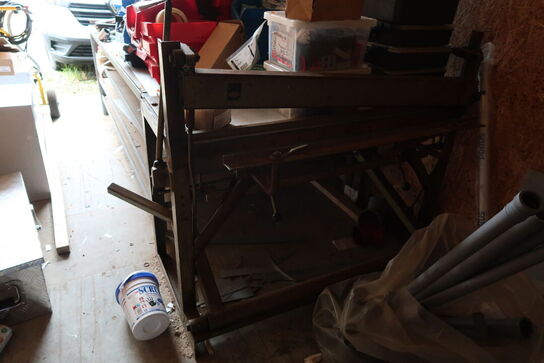 Arbejdsbord samt bukkemaskine