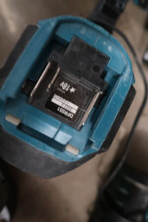 3 stk. akku håndværktøj MAKITA med dobbelt lader, 2 stk. batterier og lader