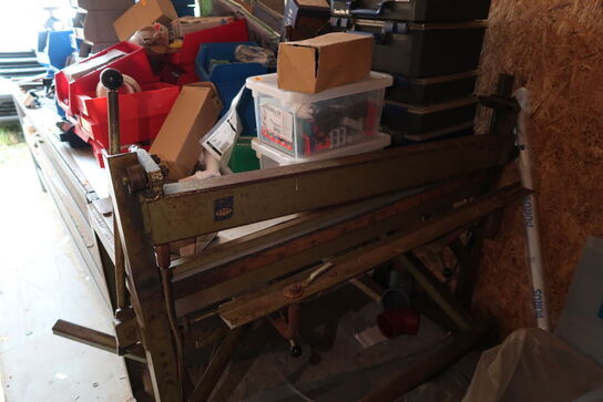 Arbejdsbord samt bukkemaskine