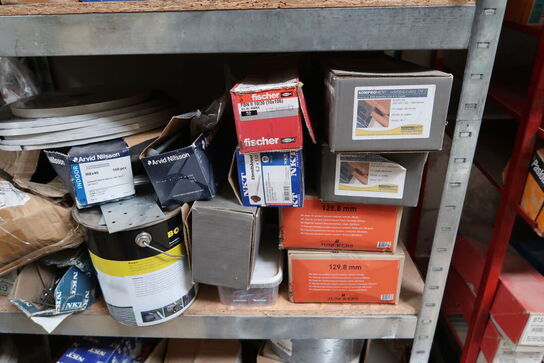 Lagerreol med div. Skruer m.m.